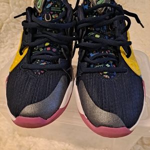 NiKE Zoom Freak 2 Superstitious sneakers size 5Y